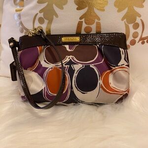 💯% Authentic Coach Ashley scarf print sateen patent leather wristlet ( Medium)